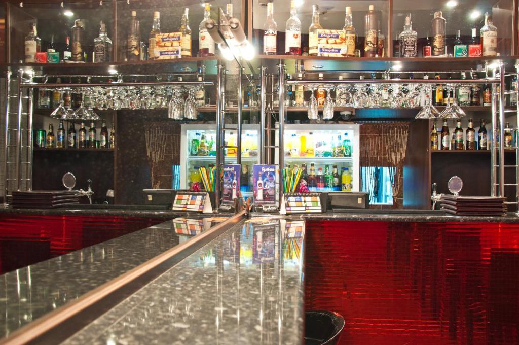 Avenue Hotel Zaslawye Buitenkant foto